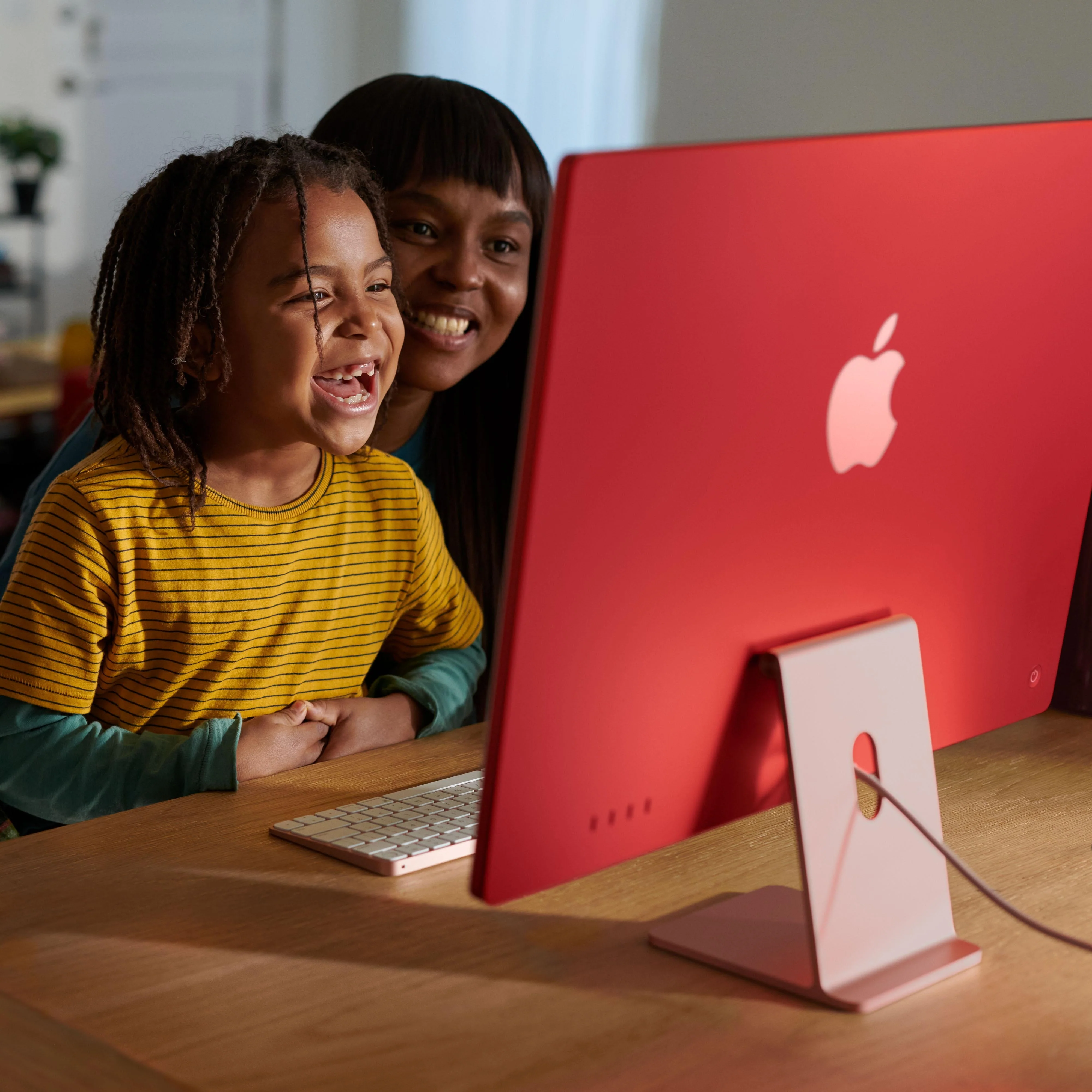 24-inch iMac with Retina 4.5K display: Apple M3 chip with 8‑core CPU and 10‑core GPU, 512GB SSD - Green - Image 6