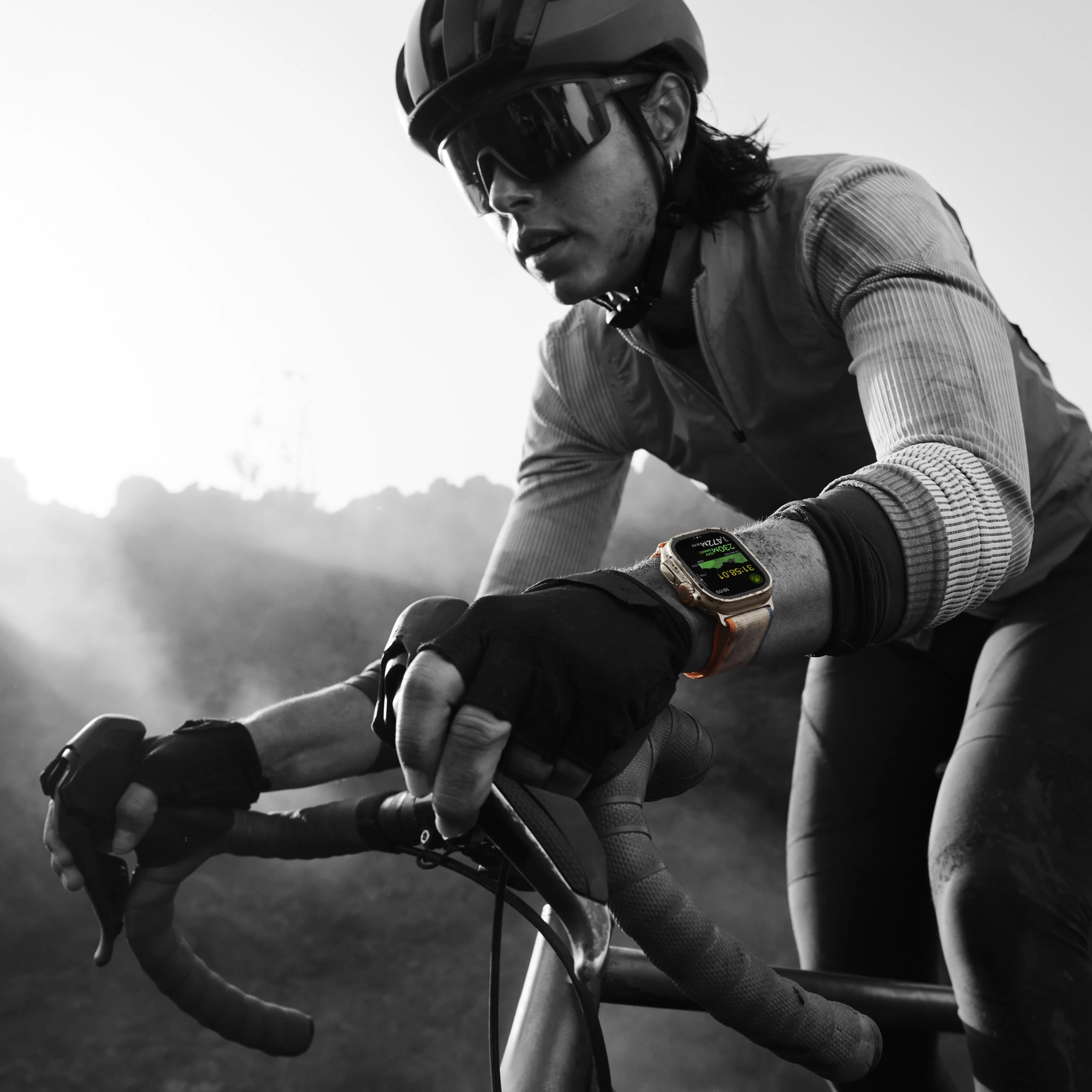 Apple Watch Ultra 2 GPS + Cellular 49mm Titanium Case with Green/Grey Trail Loop - M/L - Image 5